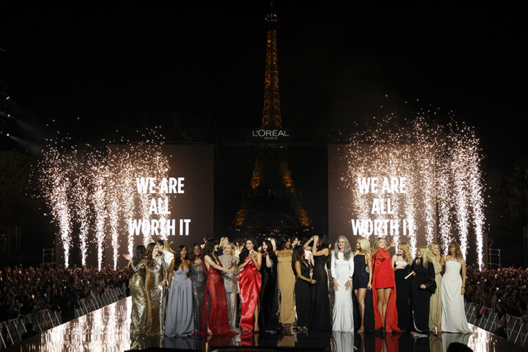 Luisana Lopilato representó a Argentina en una nueva edición de Le Défilé de L’Oréal Paris frente a la Torre Eiffel