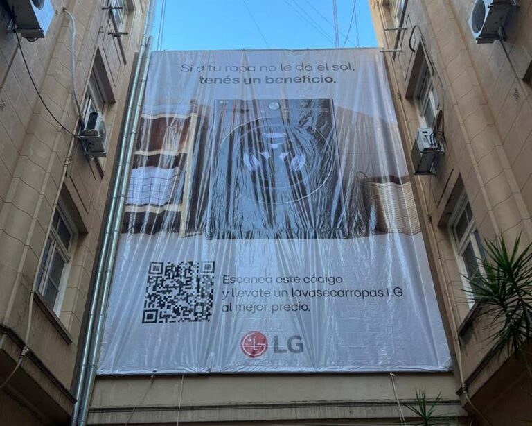 LG presentó su nuevo lavasecarropas con una innovadora intervención urbana en estratégicos pulmones de edificios