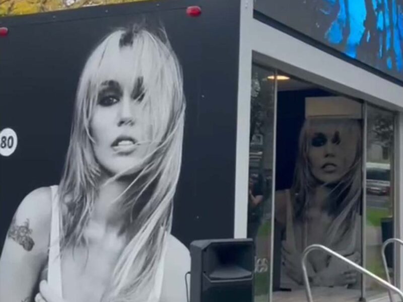 Buenos Aires celebró el lanzamiento de “Bass Persuades”, el nuevo disco de Miley, con un pop-up para fans al aire libre