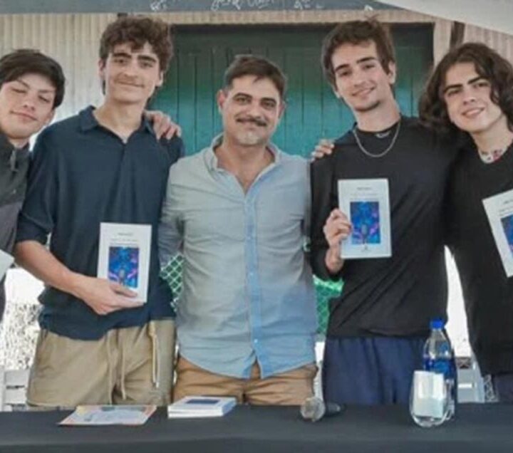 Filosofía, juventud y debate en la Feria del Libro de Escobar: Pablo Moreno presentó “Juan en los mundos” acompañado por estudiantes