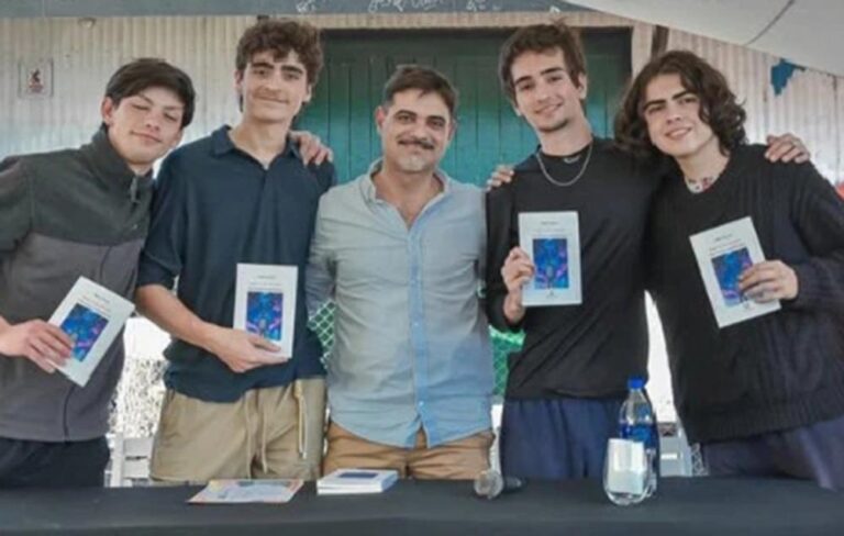 Filosofía, juventud y debate en la Feria del Libro de Escobar: Pablo Moreno presentó “Juan en los mundos” acompañado por estudiantes