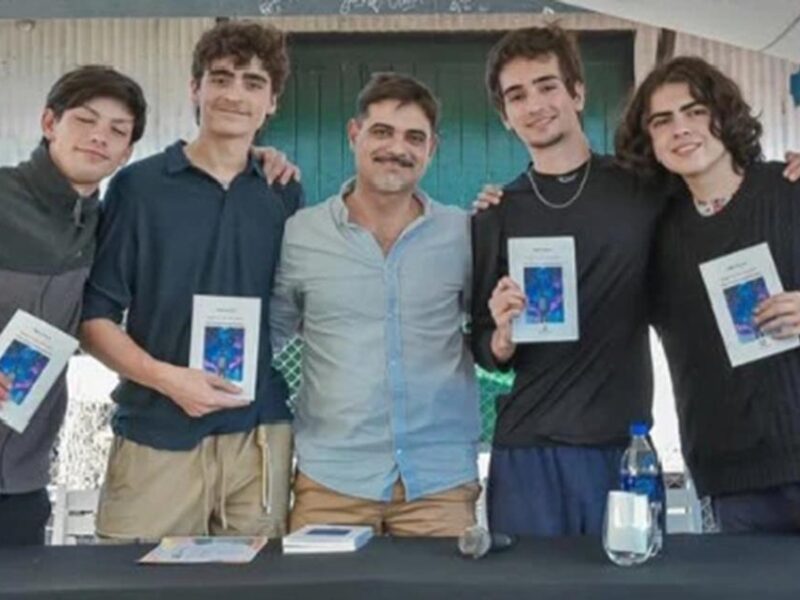 Filosofía, juventud y debate en la Feria del Libro de Escobar: Pablo Moreno presentó “Juan en los mundos” acompañado por estudiantes