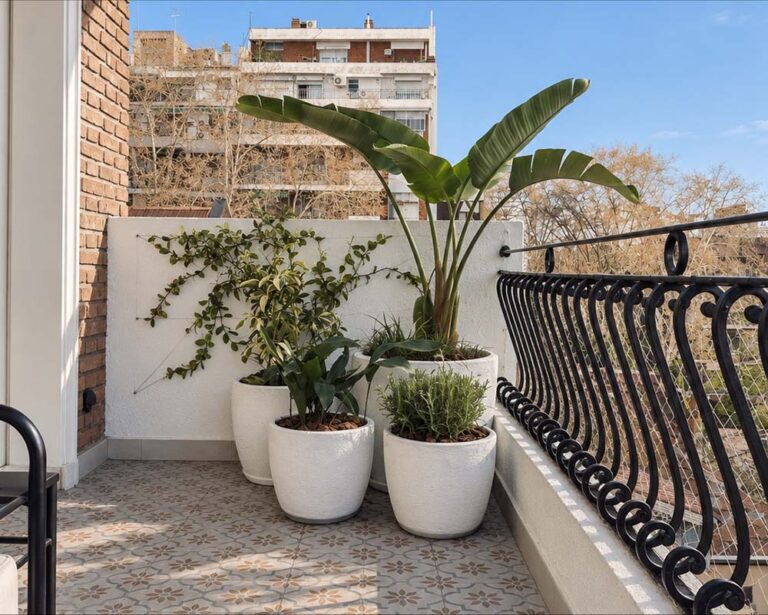 Primavera en la ciudad: qué tener en cuenta para transformar un balcón, patio o terraza en un pequeño jardín