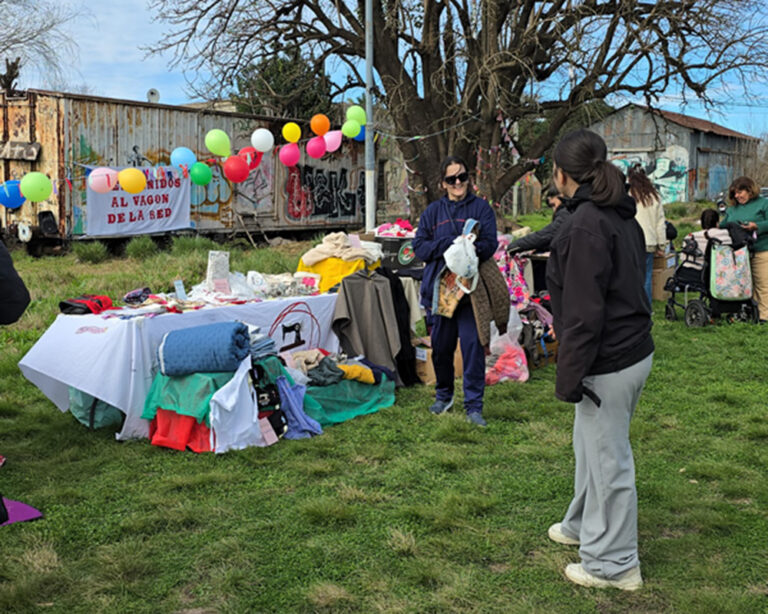 Sábado en el Vagón de la Red: Feria Solidaria, Taller de Flores Textiles y Suelta de Telas