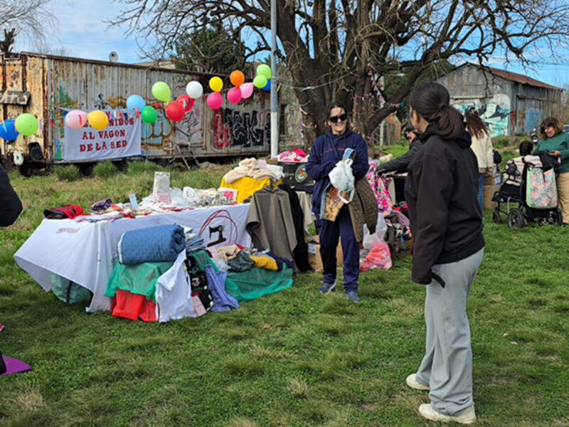 Sábado en el Vagón de la Red: Feria Solidaria, Taller de Flores Textiles y Suelta de Telas