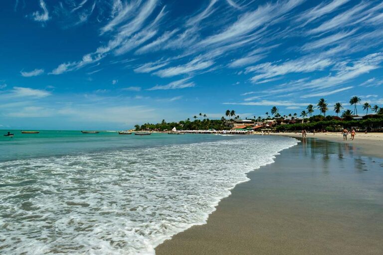 Destinos de media estación para anticipar el verano en Brasil