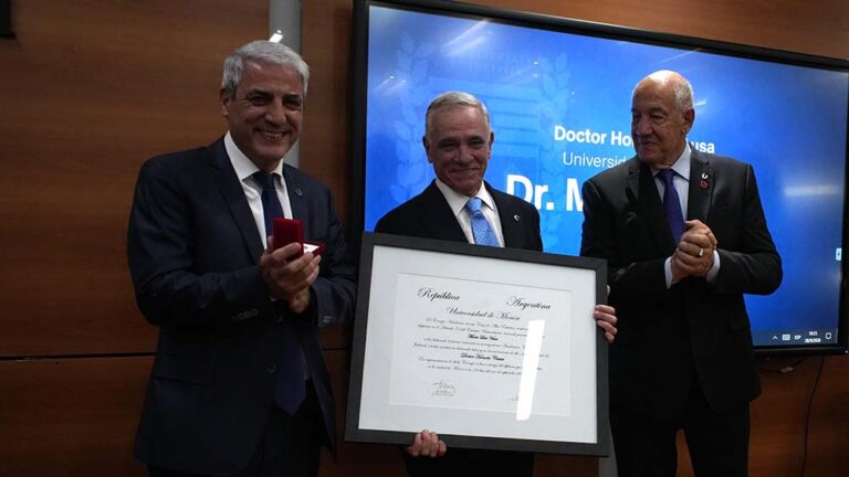 La Universidad de Morón otorgó el título de Doctor Honoris Causa a Mario Luis Vivas