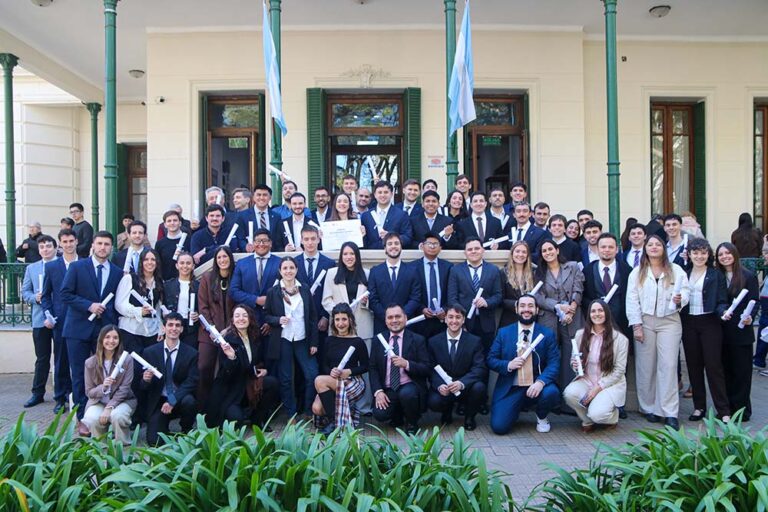 La Facultad de Ingeniería de la UNLP entregó diplomas y reconocimientos a sus nuevos graduados
