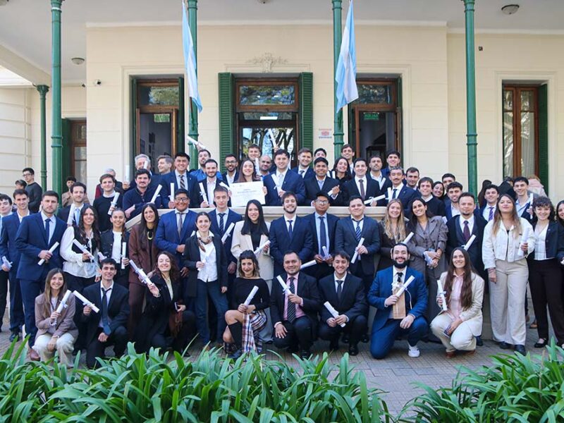 La Facultad de Ingeniería de la UNLP entregó diplomas y reconocimientos a sus nuevos graduados
