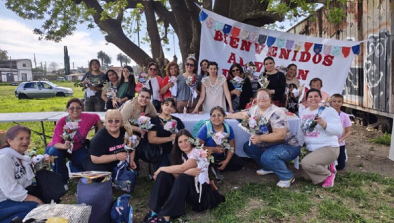 Llegó la Primavera al Vagón de la Red de Costureras Solidarias de Pilar con Feria, Taller de Flores y Suelta de Telas