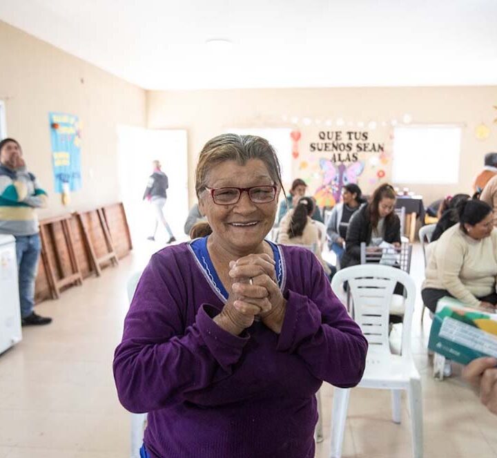 De 12 tapitas a un anteojo: cómo sumarse a la campaña que transforma plástico en salud visual