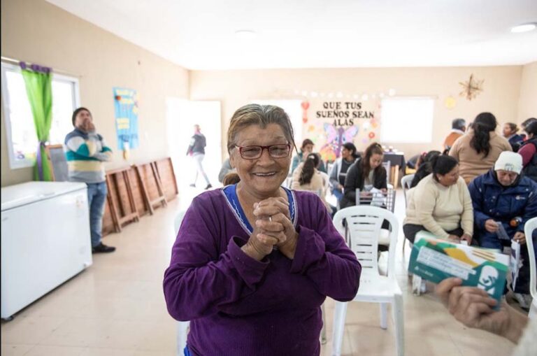 De 12 tapitas a un anteojo: cómo sumarse a la campaña que transforma plástico en salud visual