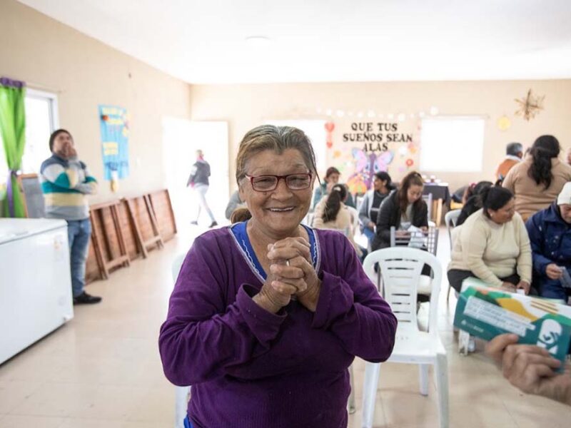 De 12 tapitas a un anteojo: cómo sumarse a la campaña que transforma plástico en salud visual