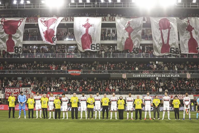 22 hinchas, miles de partidos de historia: el homenaje que robó la escena en la cancha en el partido de Estudiantes-Flamengo