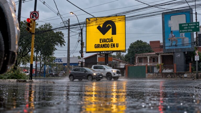 Amplify convierte las pantallas publicitarias en señales de emergencia ante raudales 