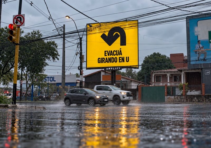 Amplify convierte las pantallas publicitarias en señales de emergencia ante raudales 