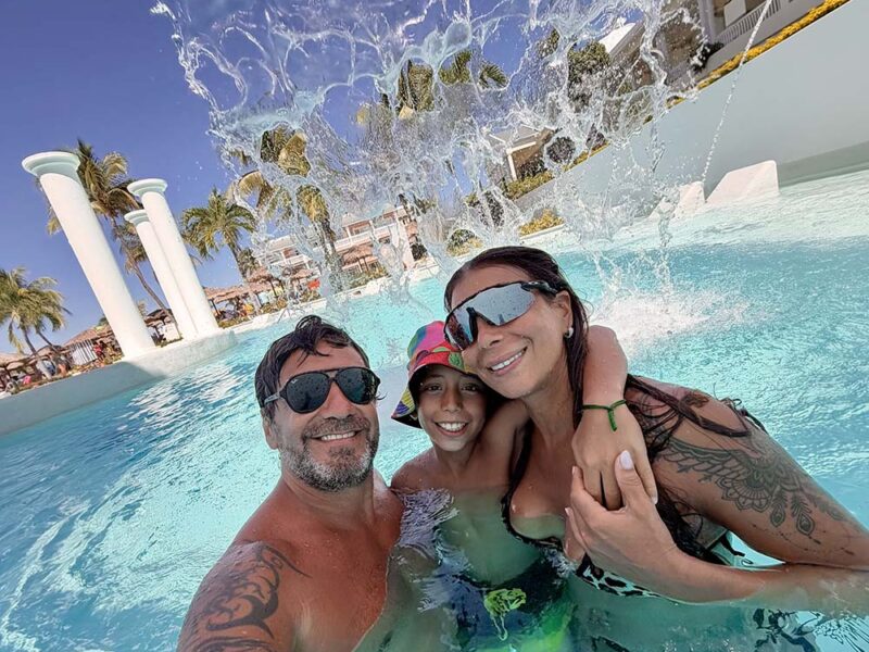 Entre playas turquesas y naturaleza: Ximena Capristo y Gustavo Conti disfrutan Jamaica en familia