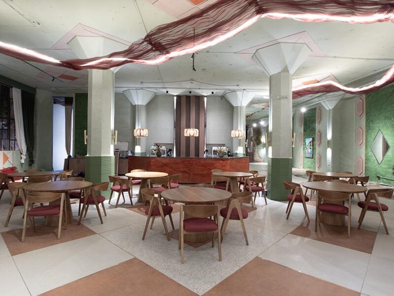Alba incorpora color y texturas, respetando huellas originales y exaltando el diseño contemporáneo, en Palacio Molina, la nueva sede de Casa FOA