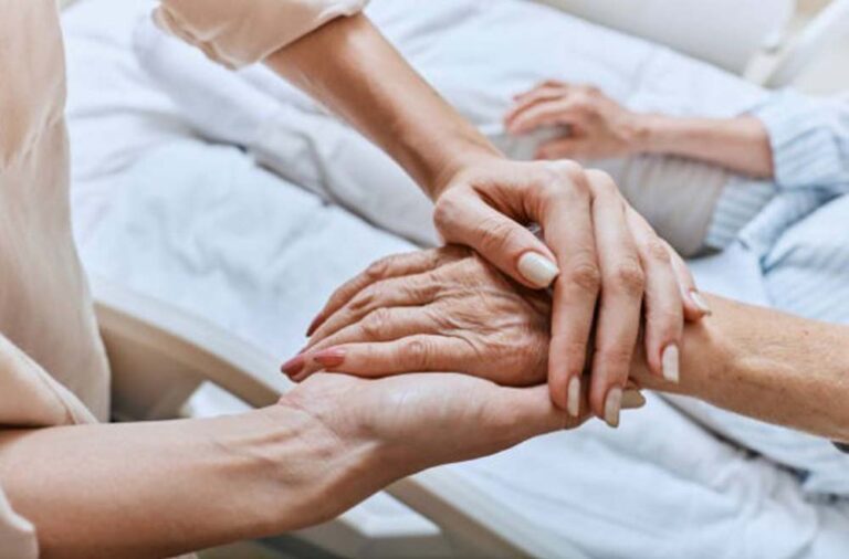 Cuidados paliativos y hospice: cinco dudas frecuentes para entender qué son y en qué se diferencian