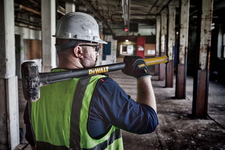 DEWALT® continúa su expansión regional y llega a AOG Patagonia 2026 con su propuesta de Workwear + EPP