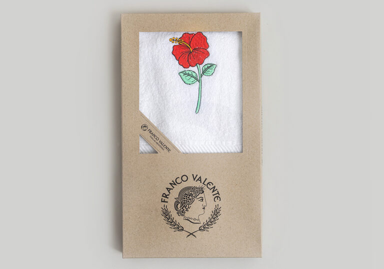 Día de la Madre: los regalos personalizados ganan lugar y Franco Valente apuesta por los bordados con su nuevo pareo bordado 100% algodón