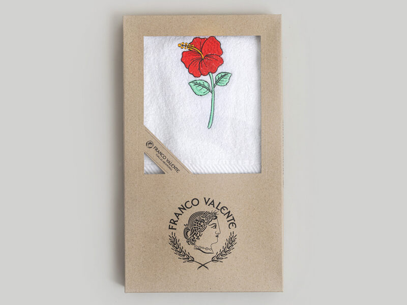 Día de la Madre: los regalos personalizados ganan lugar y Franco Valente apuesta por los bordados con su nuevo pareo bordado 100% algodón