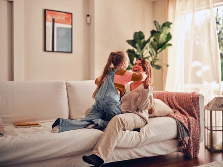 Los hijos crecen, las preocupaciones cambian: el rol de la tecnología en la vida de las madres