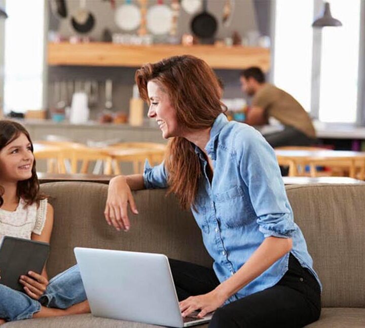 La mitad  de las mamás ya considera a la inteligencia artificial “una más” en la crianza