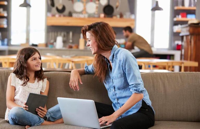 La mitad  de las mamás ya considera a la inteligencia artificial “una más” en la crianza