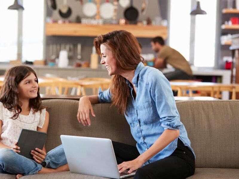 La mitad  de las mamás ya considera a la inteligencia artificial “una más” en la crianza