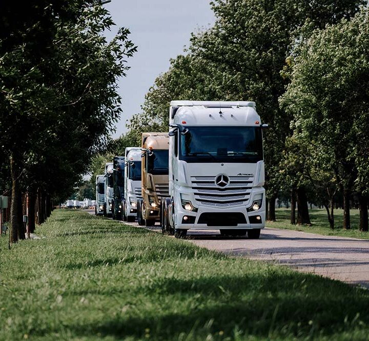 Mercedes-Benz Camiones y Buses celebra los 130 años del camión con una intervención artística federal