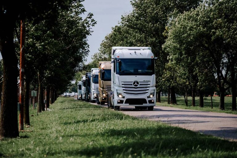 Mercedes-Benz Camiones y Buses celebra los 130 años del camión con una intervención artística federal