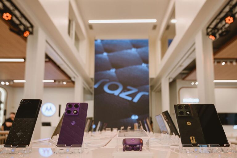 Motorola reabre sus tiendas en Palermo y Unicenter y destaca el diseño premium con el razr 70 Crystals by Swarovski