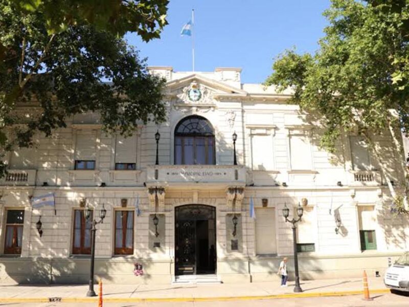 Monitoreo con IA en San Miguel: dos jóvenes detenidos con una réplica de arma
