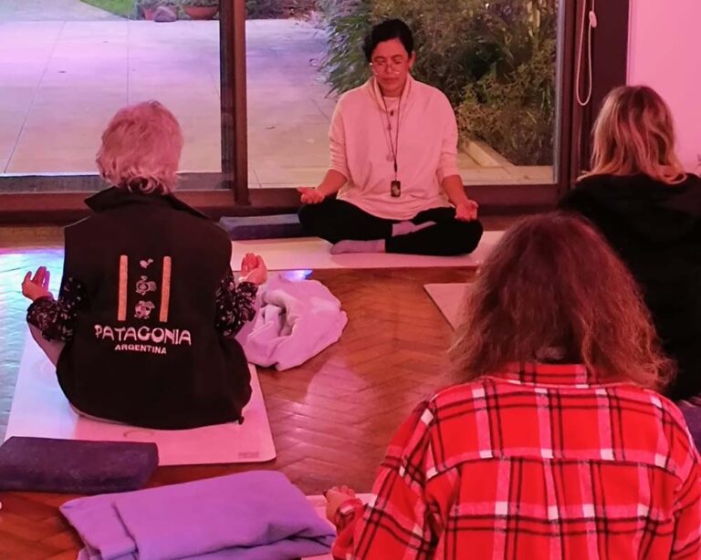 Yoga Nidra: la práctica ancestral que propone recuperar el descanso consciente llega a Chile en noviembre