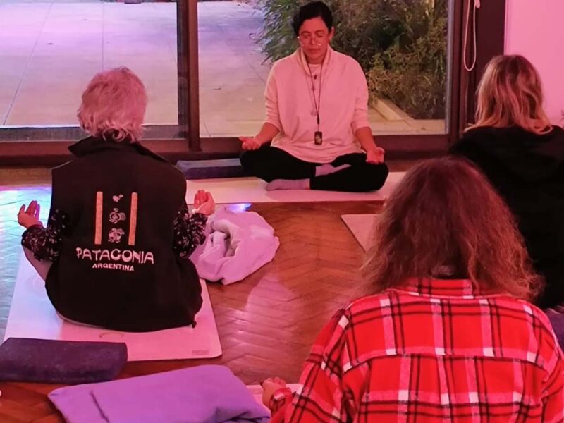 Yoga Nidra: la práctica ancestral que propone recuperar el descanso consciente llega a Chile en noviembre